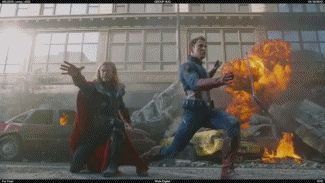 Gif de Thor n'arrivant pas à attraper son marteau